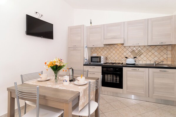 Kühlschrank, Mikrowelle, Ofen, Herdplatte