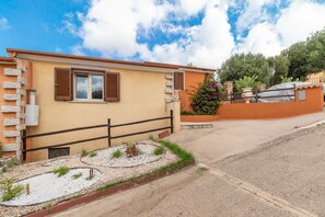 Property grounds - Villa Casa Angus with partial Sea View, A/C, Garden & Terrace; Pet-friendly (BADESI)