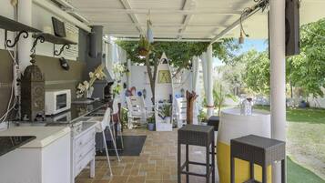 Réfrigérateur, micro-ondes, plaque de cuisson, lave-vaisselle