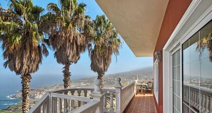 'Casa Paseo Mirabal' with Sea View, Private Terrace and Wi-Fi
