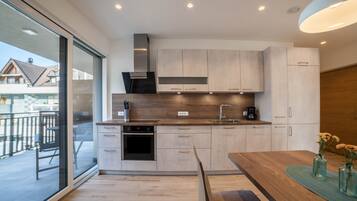 Fridge, oven, stovetop, dishwasher
