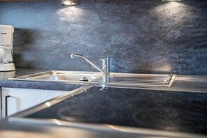 Frigorífico, microondas, horno y placa de cocina