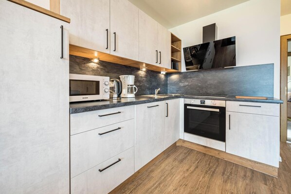 Een koelkast, een magnetron, een oven, een kookplaat