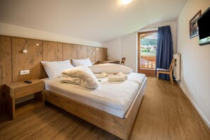 2 bedrooms, free WiFi, bed sheets - Holiday Apartment "Residenz Condor Schlern" with Mountain View, Sauna & Garden (Meransen)