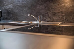 Frigorífico, microondas, placa de cocina y lavavajillas