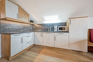 Fridge, microwave, stovetop, dishwasher - Holiday Apartment "Residenz Condor Gitschberg" with Mountain View, Sauna & Garden (Meransen)