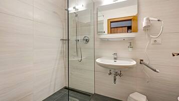 Douche, sĂšche-cheveux, serviettes fournies