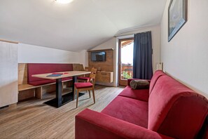 TV, ping pong - Holiday Apartment "Residenz Condor Gitschberg" with Mountain View, Sauna & Garden (Meransen)