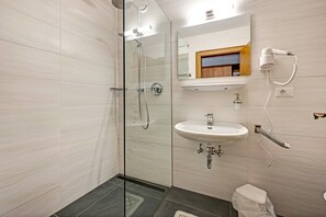 Shower, hair dryer, towels - Holiday Apartment "Residenz Condor Gitschberg" with Mountain View, Sauna & Garden (Meransen)