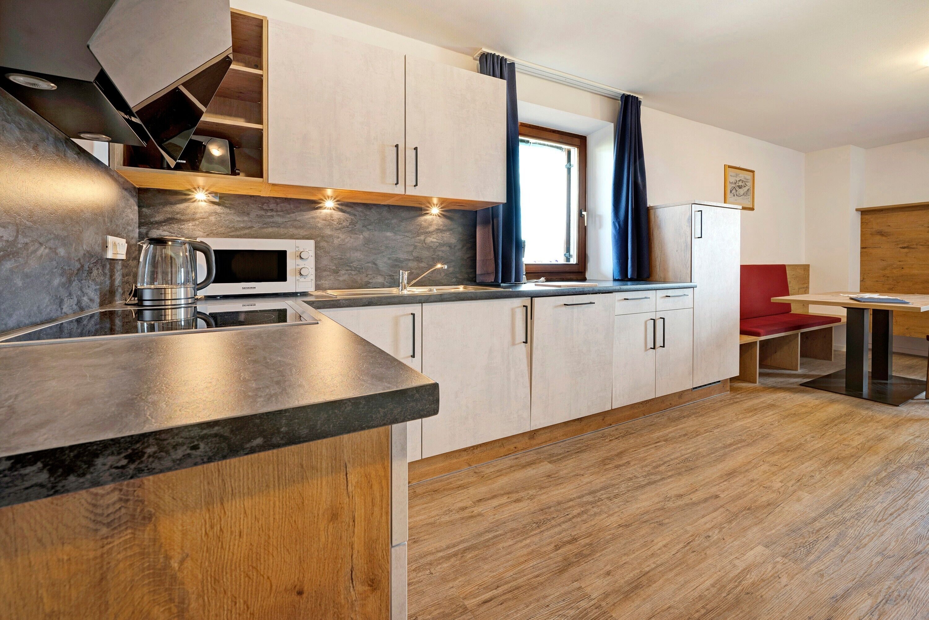 Kühlschrank, Mikrowelle, Herdplatte, Geschirrspüler