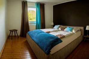 3 makuuhuonetta, työpöytä, silitysrauta/-lauta, ilmainen Wi-Fi