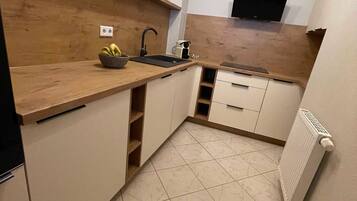 KĂŒhlschrank, Mikrowelle, Ofen, GeschirrspĂŒler