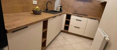 Kühlschrank, Mikrowelle, Ofen, Geschirrspüler