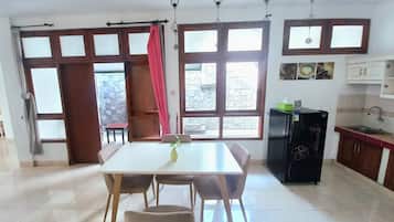 House, 4 Bedrooms | Dining room