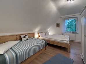 3 bedrooms, travel cot