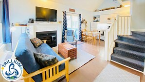Living area - Cozy Studio Loft with 2 Baths Next to the Slopes (The Blue Mountains)