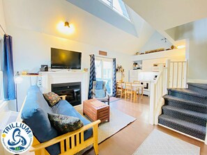 TV, fireplace - Cozy Studio Loft with 2 Baths Next to the Slopes (The Blue Mountains)