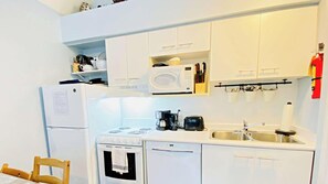 冰箱、微波炉、烤箱、炉灶