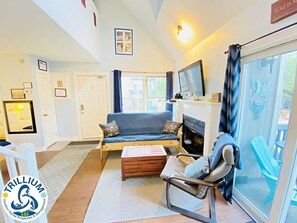 TV, fireplace - Cozy Studio Loft with 2 Baths Next to the Slopes (The Blue Mountains)