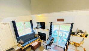 TV, fireplace - Cozy Studio Loft with 2 Baths Next to the Slopes (The Blue Mountains)