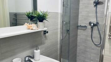 Dusche, Haartrockner, Handtücher, Seife