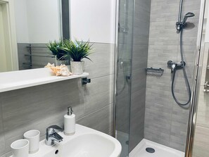 Doccia, asciugacapelli, asciugamani, sapone