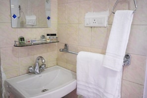 Dusche, Regendusche, kostenlose Toilettenartikel, Bademäntel