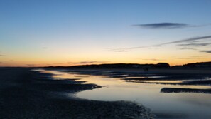 Ranta lähistöllä, aurinkotuoleja