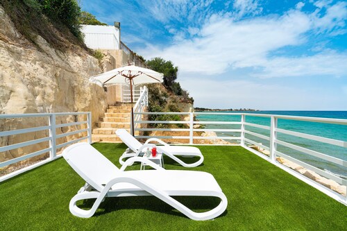 Sea front villa with Jacuzzi, Lido di Noto, Sicily