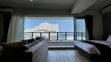 豪華公寓客房, 非吸煙房, 部分海景 (Suite) | 1 間臥室、羽絨被、免費無線上網、床單