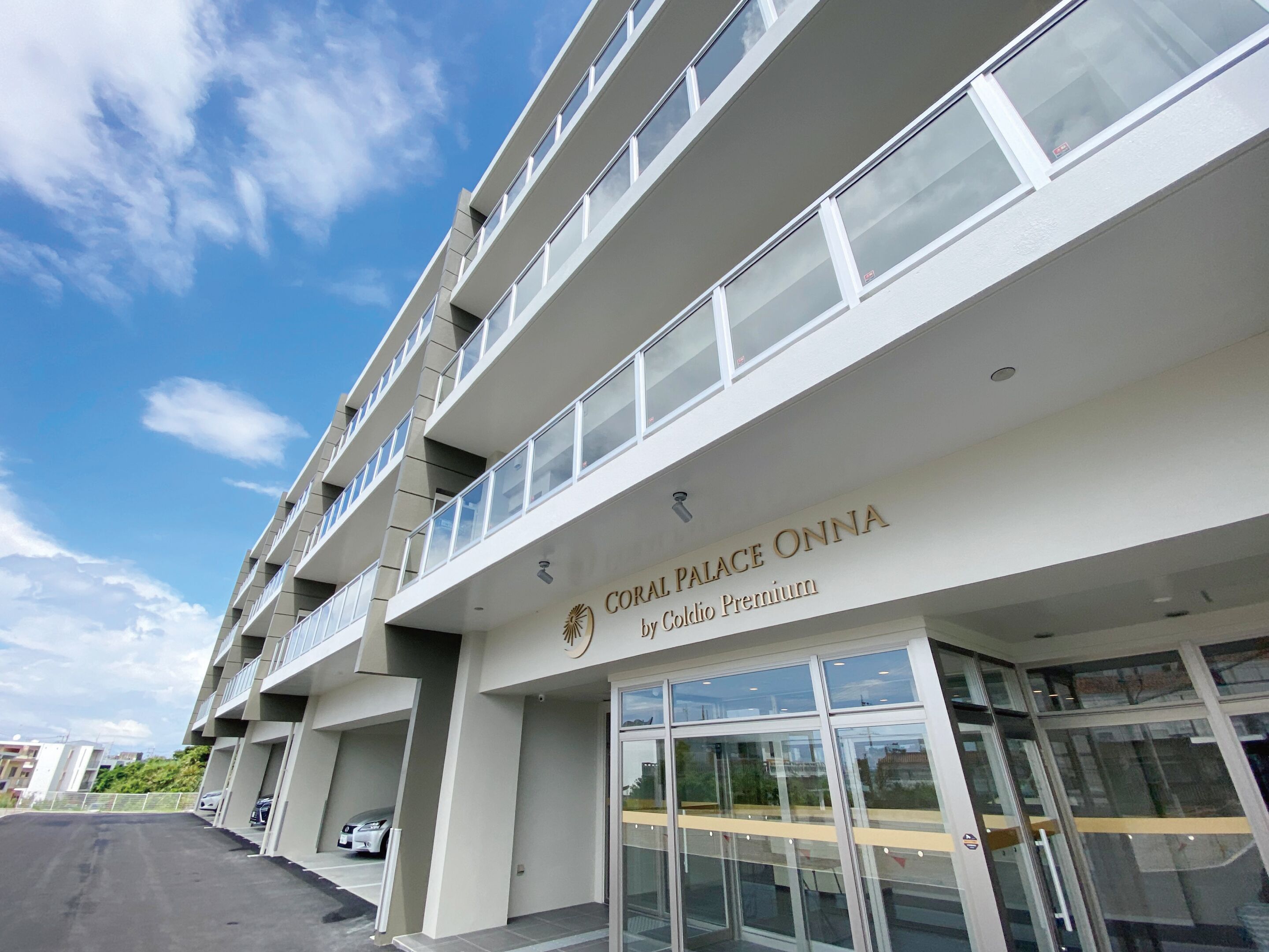 A building with a sign reading "CORAL PALACE ONNA by Coldio Premium".