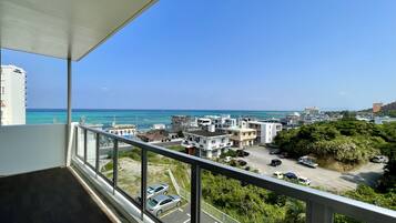 Kondo Deluks, Bebas Asap Rokok, pemandangan laut sebagian (Suite) | 1 kamar tidur, selimut bulu angsa, Wi-Fi gratis, dan seprai linen