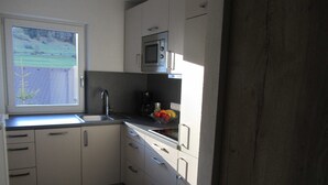Wasserkocher mit Kaffee-/Teezubehör, Kühlschrank, Wasserkocher