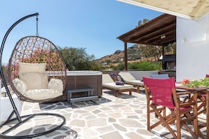 Outdoor dining - Villa Parisi Naxos Deluxe 2 (Ναξος Αγκίδια)