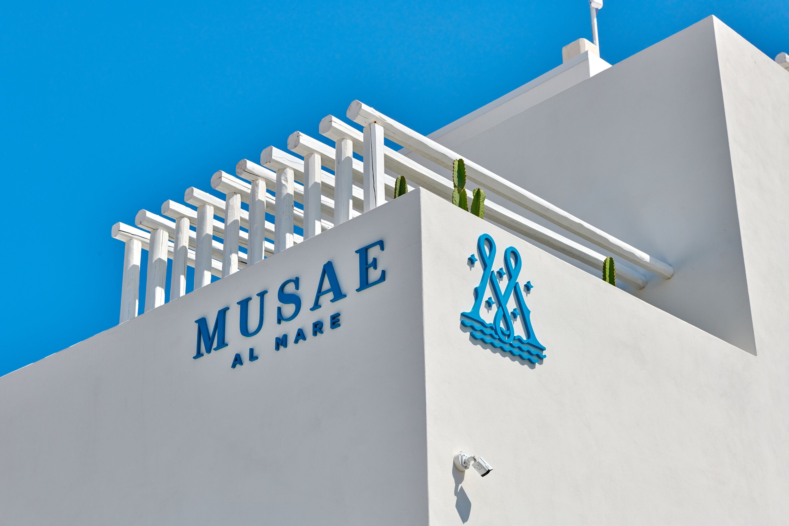 A white building with the sign "MUSAE AL NARE" and a blue logo.