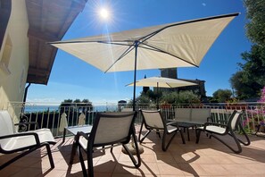 Outdoor dining - Residence Limoni del Rustichel: Apartment N.1 with lake view, underground parking and pool. (Toscolano Maderno)