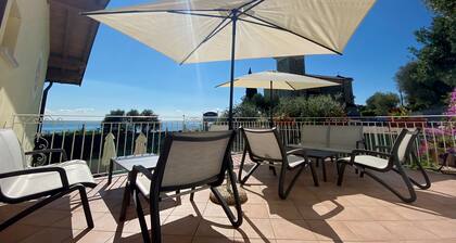 Residence Limoni del Rustichel: Apartment N.1 with lake view, underground parking and pool.