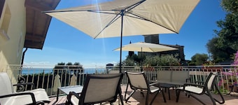 Residence Limoni del Rustichel: Apartment N.1 with lake view, underground parking and pool.