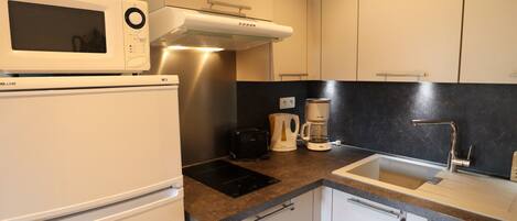 Een koelkast, een magnetron, een vaatwasser