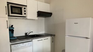 Kaffetrakter/tekoker, kjøleskap, mikrobølgeovn og ovn