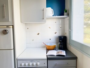 Een koelkast, een microgolfoven, een oven