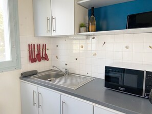 Fridge, microwave, oven, coffee/tea maker - CORMORANE 1 - Holiday apartment near the Grande-Plage, Carnac - D3 (Carnac)