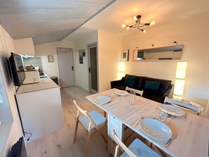 Interior - Charming Apartment Near Turche Slopes: Renovated, Family-Friendly, Parking Included (Les Gets)