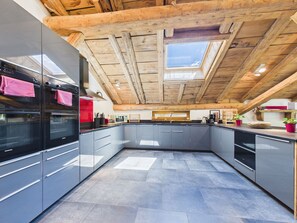 Fridge, microwave, dishwasher - Luxury Chalet: 200-Year-Old Farmhouse Renovated with Sauna & Spa (Les Gets)