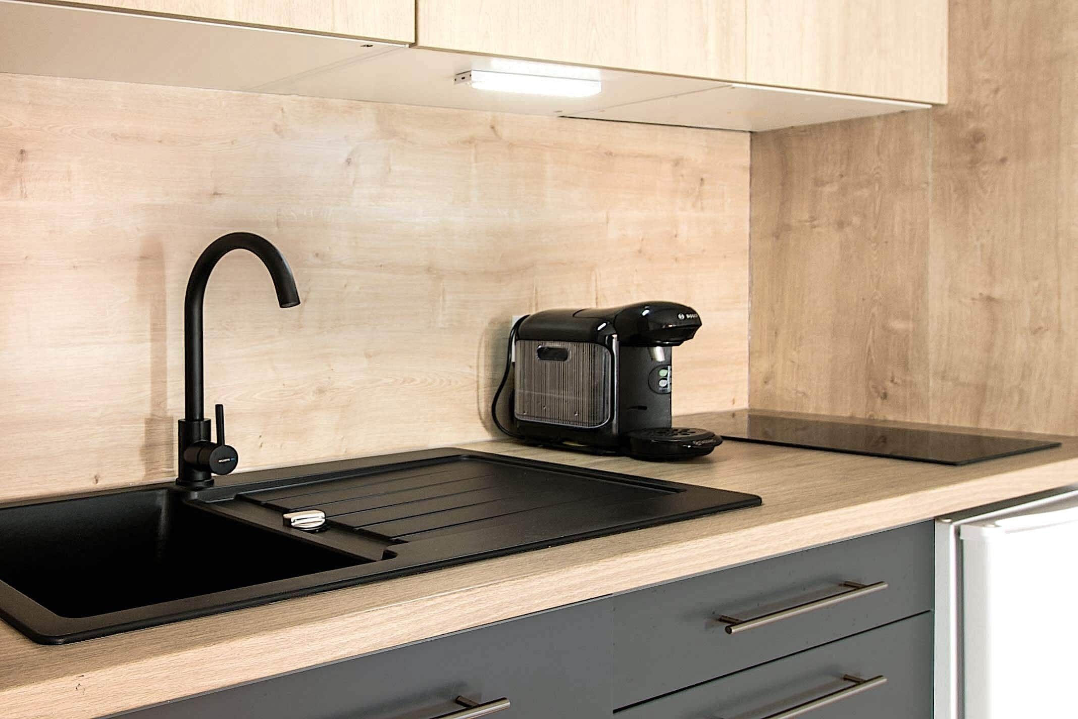 Réfrigérateur, four, cafetière/bouilloire, grille-pain