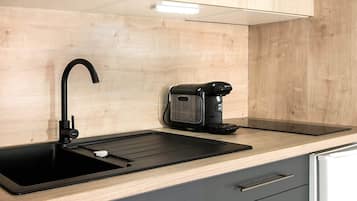 Fridge, oven, coffee/tea maker, toaster