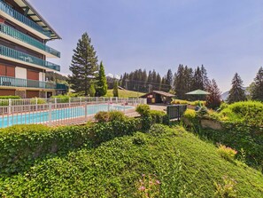 Pool - Ski-In/Ski-Out Studio with Pool, Tennis & Mountain Views - 1km from Les Gets Center (Les Gets)