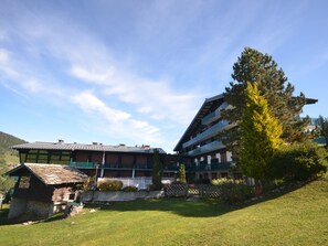 Exterior - Ski-In/Ski-Out Studio with Pool, Tennis & Mountain Views - 1km from Les Gets Center (Les Gets)