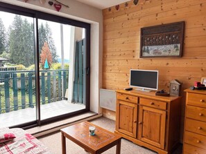Room - Ski-In/Ski-Out Studio with Pool, Tennis & Mountain Views - 1km from Les Gets Center (Les Gets)