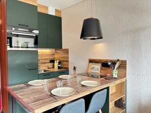 Kylskåp, mikrovågsugn, diskmaskin och brödrost